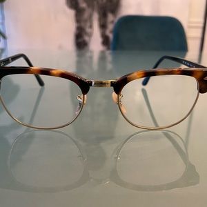 Ray-ban eyeframes. Tortoiseshell front, black arms.